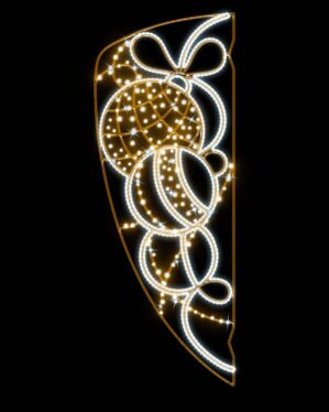 Juledesign med LED-lys i hvid og varm guldtonet belysning, formet som julekugler og sløjfer, perfekt til udendørs juledekoration.