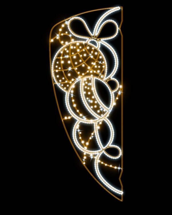 Juledesign med LED-lys i hvid og varm guldtonet belysning, formet som julekugler og sløjfer, perfekt til udendørs juledekoration.
