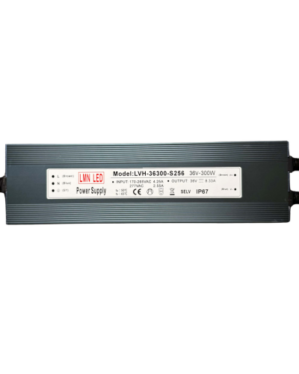 "En 36V 300W IP67 transformer af mærket LWN LED, model LVH-36300-S256. Denne strømforsyning er vejrbestandig og egnet til udendørs brug, med en output-spænding på 36V og en strømkapacitet på op til 8,3A. Transformeren er designet til at levere stabil strøm til LED-lyssystemer og har sikkerhedscertificeringer for pålidelig og sikker drift."