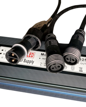 Nærbillede af stikforbindelserne på en 36V 300W IP67 transformer fra LWN LED. Transformeren har robuste tilslutningskabler med vandtætte stik, designet til sikker og pålidelig strømforsyning i udendørs miljøer. De holdbare stik sikrer nem og sikker installation til LED-belysningssystemer."