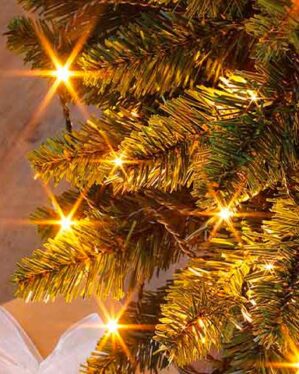 guld skærligt billede med et juletræ der er dukket af varmhvid micro led lys