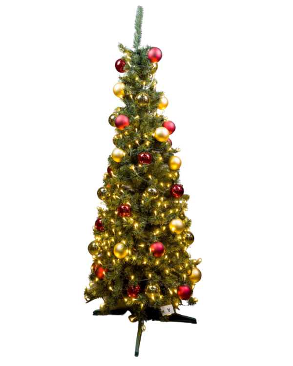 Dette billede viser et pyntet kunstigt juletræ med en højde på ca. 180 cm. Det er dekoreret med varme hvide LED-lys samt røde og gyldne julekugler, hvilket skaber en festlig og elegant stemning. Træet er ideelt til både indendørs og udendørs brug, og det er designet til nem opsætning.
