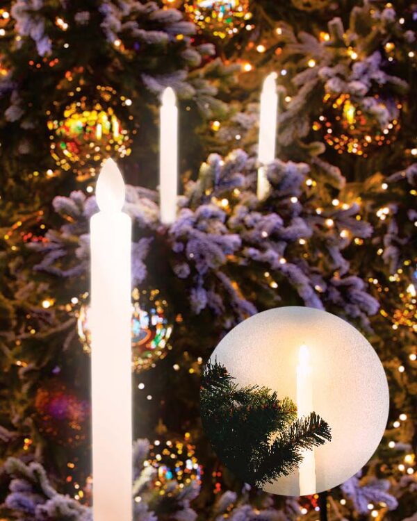 Juletræ med LED lyskæde med kunstige LED stearinlys.