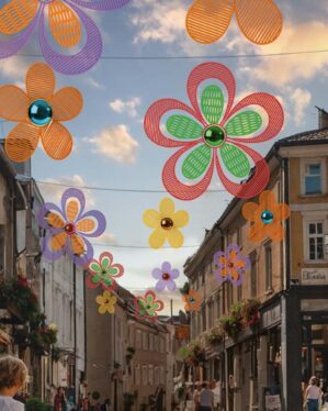 Sommermiljø i gågade med sommerpynt med blomstertema.