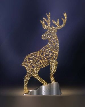 Stor lysende hjortemotiv med varmt gyldne LED-lys, monteret på en kunstig sten. Den elegante hjort står i en oprejst position mod en mørk baggrund.