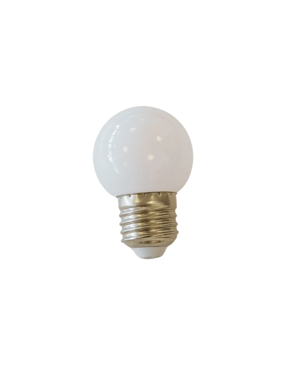 Hvid LED-pære med E27-fatning, kugleformet design af glas. Velegnet til dekorativ belysning både indendørs og udendørs. Energibesparende og holdbar løsning til festlige omgivelser.