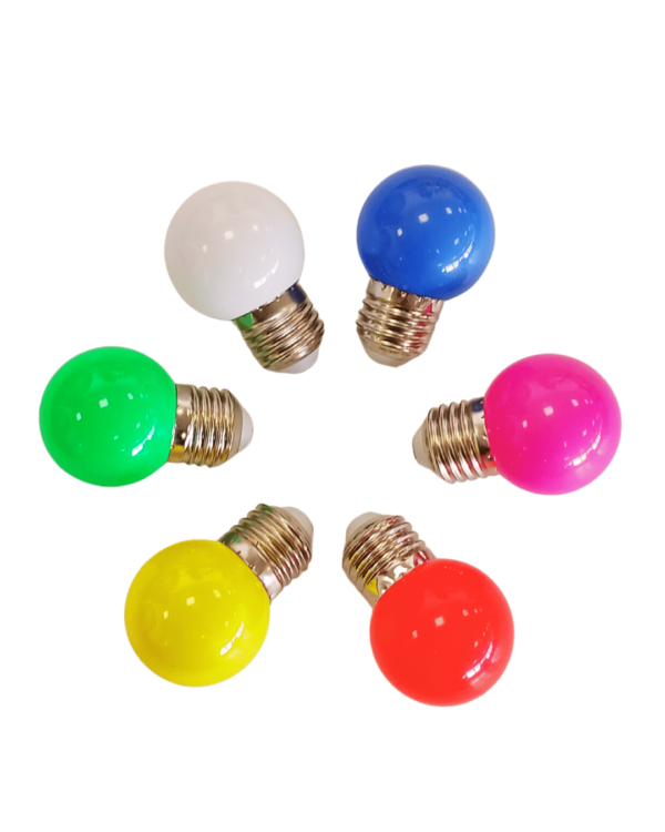 Seks LED-pærer med E27-fatning i forskellige farver - hvid, blå, grøn, pink, gul og rød - arrangeret i en cirkel. Pærerne har en skinnende, glat overflade.