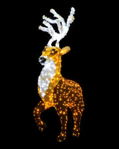 Lysende julemotiv af en stående rensdyrfigur med hvidt gevir, hvid bryst og gylden pels, dækket af varme LED-lys, mod sort baggrund.