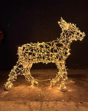 Lysende kronhjort unge i aluminium med LED lyskæder der lyser med varmt hvidt lys.