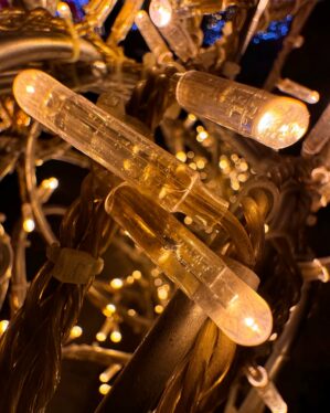Nærbillede af julelysmotiv i aluminium med LED lyskæder.