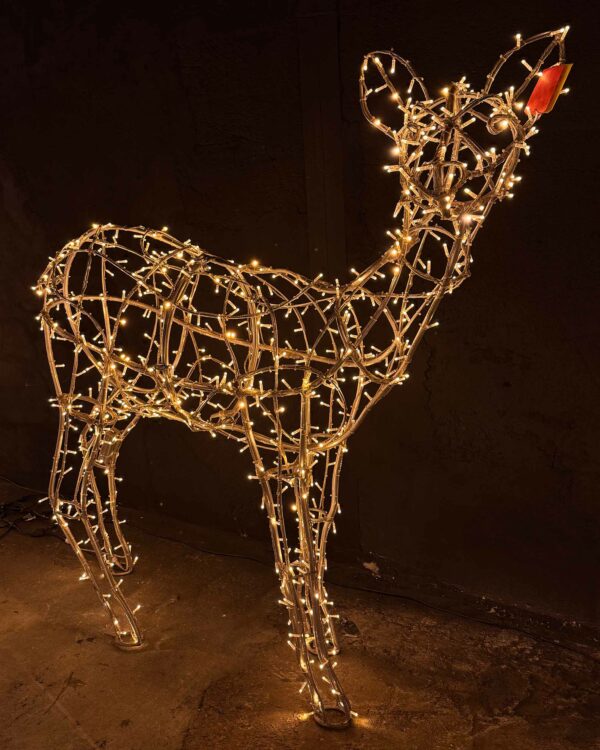 Kronhjort julebelysning i aluminium med lyskæder der lyser varmt hvidt.