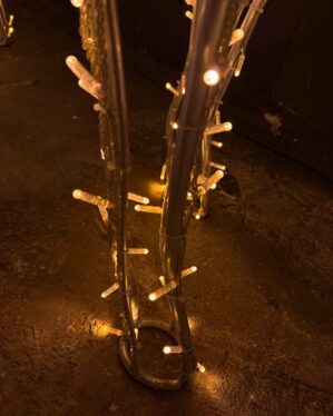 Nærbillede af konstruktionen på et lady deer lysmotiv fra jadalight som er lavet i aluminium og pyntet med LED lyskæder med varmt hvidt lys.