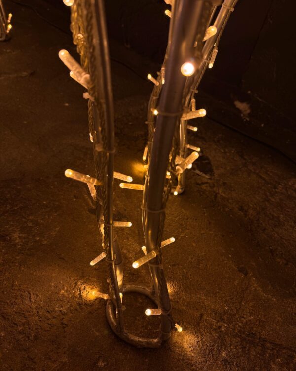 Nærbillede af konstruktionen på et lady deer lysmotiv fra jadalight som er lavet i aluminium og pyntet med LED lyskæder med varmt hvidt lys.