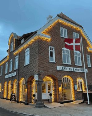 Plesners badehotel i skagen med smuk julebelysning med jadalight intenz lyskæder.