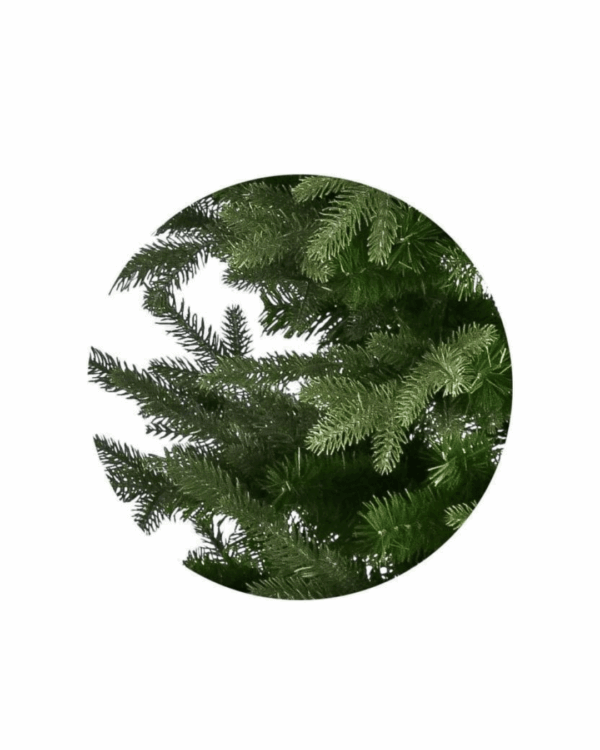 Nærbillede af grenene på et plastikjuletræ med grene og PE og PVC.