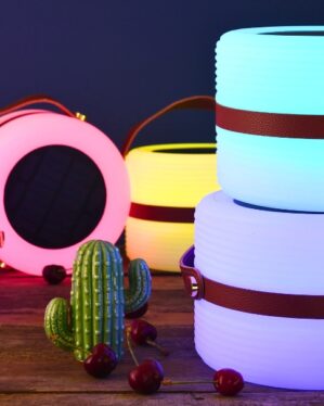 Lille transportabel rgb lampe der vises i forskellige farver.