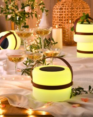 Fint sommerbord med transportabel lampe der lyser med farvet lys.