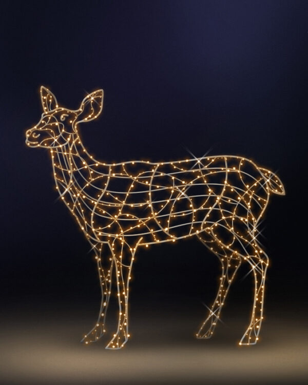 Elegant hunhjort motiv pulverlakeret aluminium i guldfarve med varm hvid LED-belysning, ideelt til professionel juleudsmykning udendørs, skaber stemning og blikfang i byrum, facader og parker.