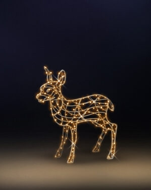 Hunhjort (søster) i aluminium, dekoreret med varm hvid LED-belysning, giver et elegant, stemningsfuldt og professionelt udtryk til udendørs juleudsmykning i byrum og parker.