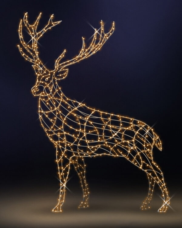 Pulverlakeret hjortemotiv i guldfarvet aluminium, udsmykket med varm hvid LED-belysning, giver et eksklusivt og elegant udtryk til professionel udendørs juleudsmykning i byrum.