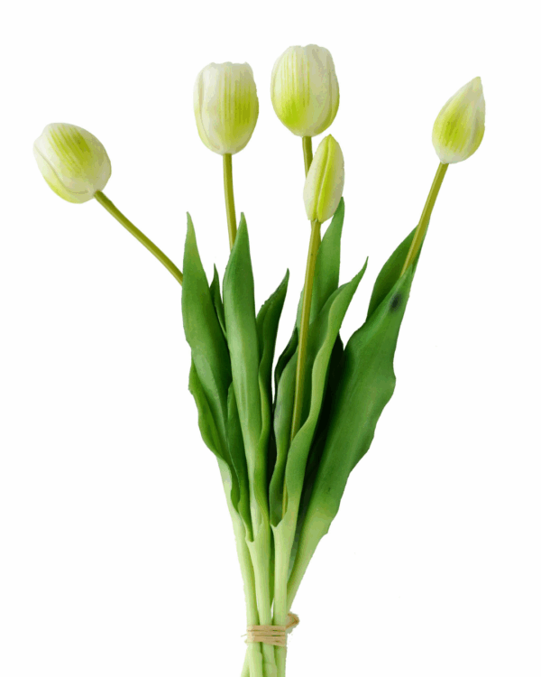 Kunstig buket med hvide tulipaner og grønne blade bundet sammen, enkel og elegant blomsterdekoration med friske farver, velegnet til forårsdekoration, bordpynt eller gave.