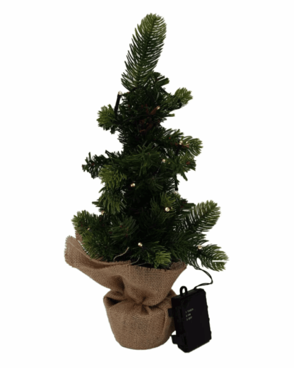 Kunstigt juletræ med varm hvid LED-belysning og juleposefod. Batteriboks med timerfunktion synlig ved siden af - perfekt til bord, vindue eller reception.
