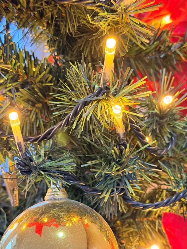 Nærbillede af indendørs juletræ med lyskæde