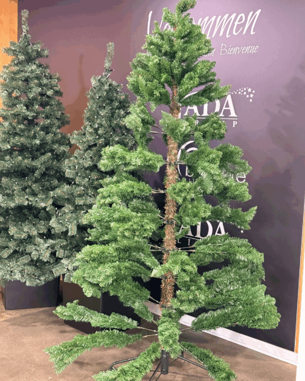 Kunstigt juletræ der endnu ikke er puffet ud.