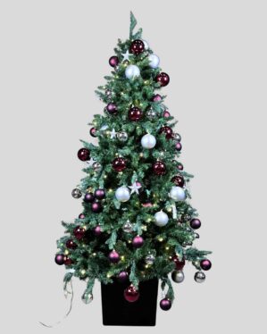 Stilfuldt kunstigt juletræ dekoreret med bordeaux, sølv og lilla kugler samt stjerner. Varmt LED-lys skaber et elegant, moderne udtryk til professionelle julemiljøer.