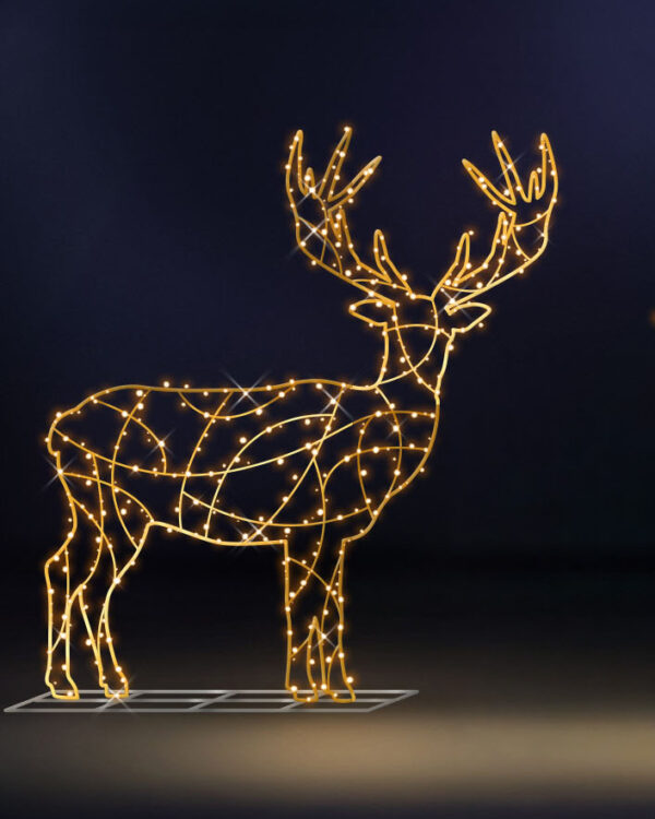 Oplyst krondyr i varm hvid LED med gevir, monteret på sokkel, skaber elegant juleudsmykning til professionelle udendørs installationer i byrum parker og torve vintermiljøer handelsområder.