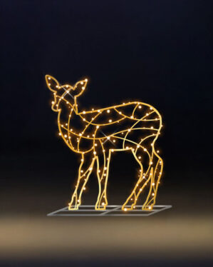 Oplyst baby hjort i varm hvid LED på sokkel, elegant juledekoration til professionelle udendørs installationer i byrum parker torve og handelsområder vintermiljøer offentlige pladser events sæsonudsmykning.