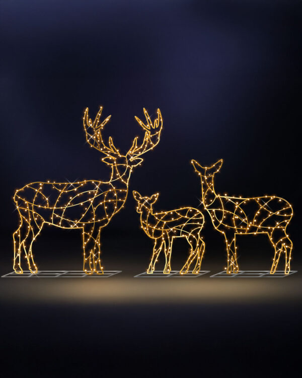 Oplyst krondyrfamilie i pulverlakeret aluminium i varm hvid LED, monteret på sokler, skaber stemningsfuld juleudsmykning til professionelle udendørs installationer i byrum parker torve.
