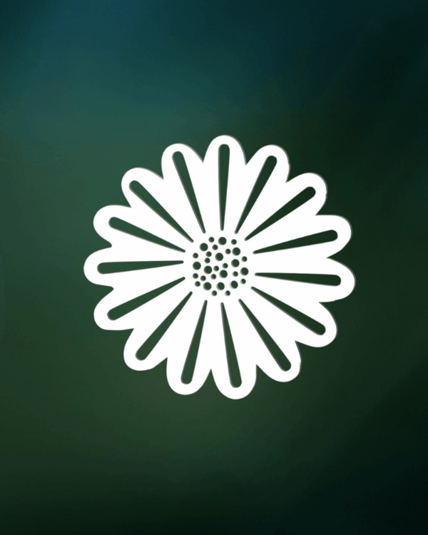 Stiliseret hvid 2D-margueritblomst uden farve i midten på grøn baggrund, enkelt grafisk blomsterikon med udskårne kronblade og dekorativt mønster i centrum.