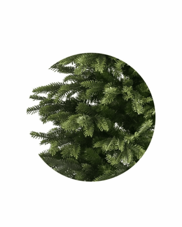 Nærbillede af grene af naturtro kunstigt juletræ med grene i PE og PVC.