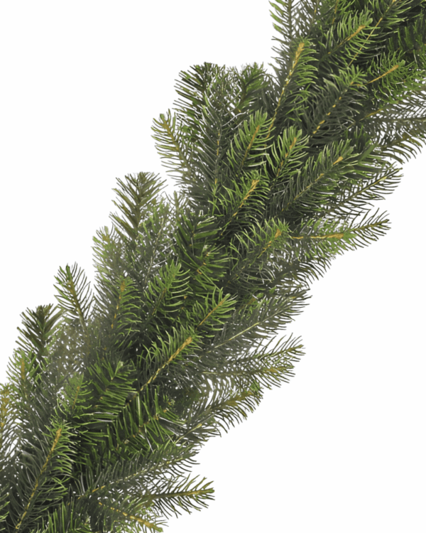 Detalje af kunstig granguirlande med tætte, naturtro nåle og realistisk farvespil, ideel til juleudsmykning på gelænder, facade eller indgang, hvor der ønskes et fyldigt udtryk.