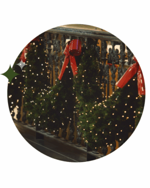 Røde plastiksløjfer udendørs kombineret med gran.