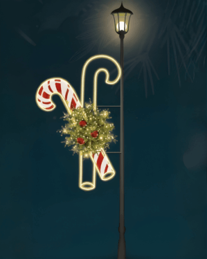 2D-slikmotiv til lygtepæle med to candy canes og oplyst krans monteret på klassisk gadelampe, skaber varm og indbydende stemning til julebelysning i byrum og udendørs dekorationer.