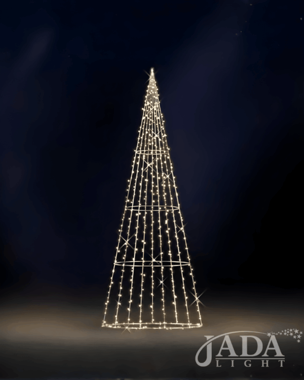 Kegleformet juletræ i aluminiumskonstruktion beklædt med varme hvide LED-lyskæder, der skaber et elegant og moderne lysmotiv til udendørs dekoration i vinter- og julesæsonen.