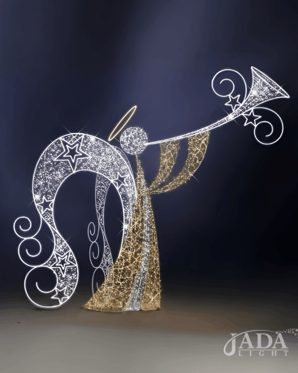Lysende 3D-englemotiv i hvid og varm hvid LED med trompet, glorie og stjernedetaljer, vist som elegant juledekoration på mørk baggrund til stemningsfuld udsmykning.