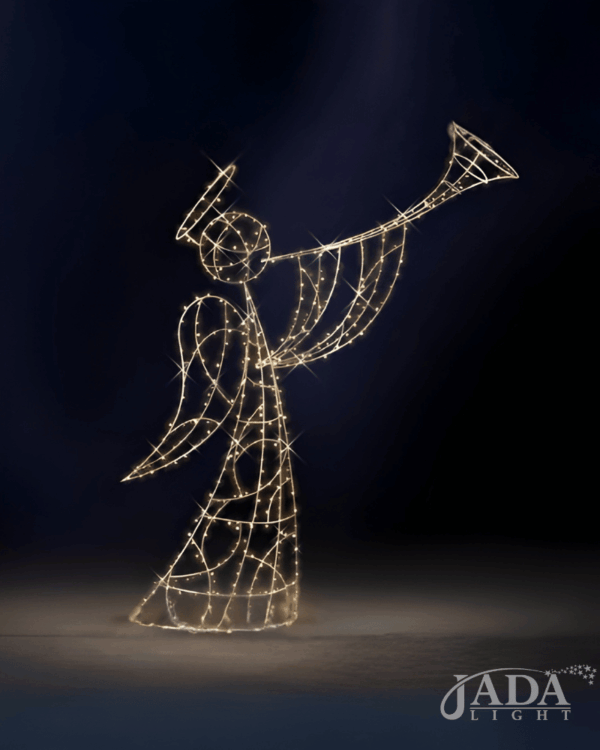 Lysende 3D-engelmotiv i varm hvid LED med trompet, glorie og vinger, vist som elegant juledekoration på mørk baggrund til stemningsfuld og klassisk udsmykning.