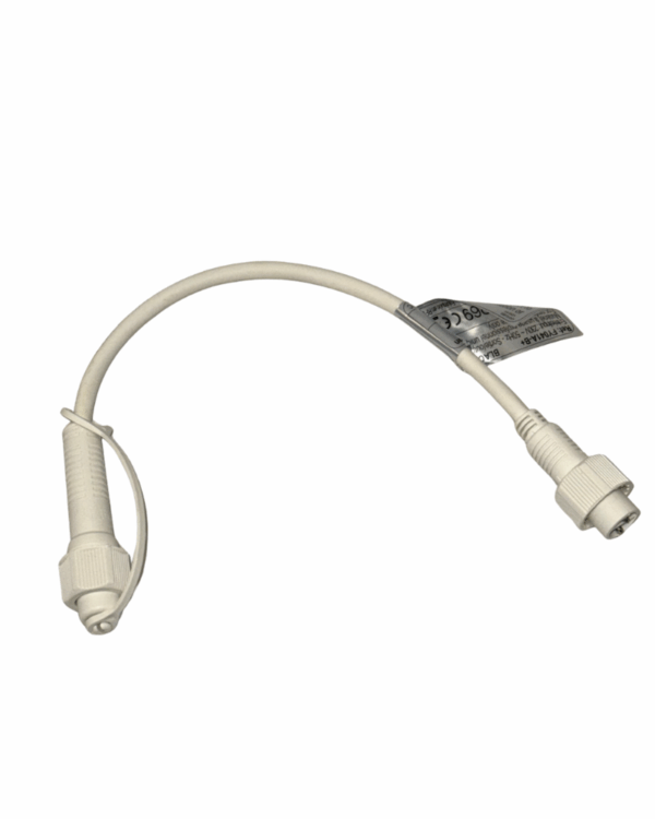Hvidt kabel med stik i begge ender og beskyttelseshætte, vist på lys grå baggrund som produktbillede til teknisk brug og forbindelse mellem kompatible lyskædesystemer.