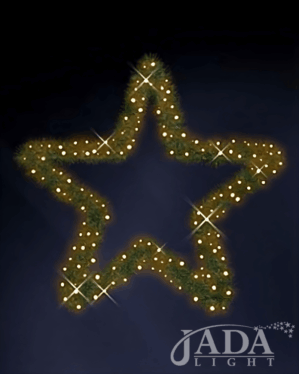 2D-Stjerneformet lygtepælsmotiv med gran og varm hvid belysning, vist som produktbillede på mørk blå baggrund, ideelt til klassisk og stemningsfuld juleudsmykning i byrum og facader.