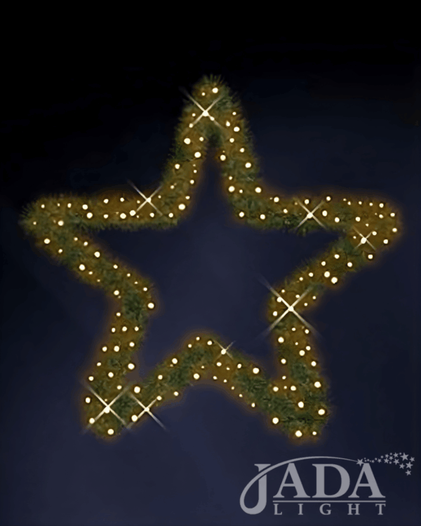 2D-Stjerneformet lygtepælsmotiv med gran og varm hvid belysning, vist som produktbillede på mørk blå baggrund, ideelt til klassisk og stemningsfuld juleudsmykning i byrum og facader.