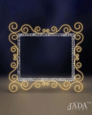 2D-fotoramme med hvide og varme LED-lys samt svungne dekorative detaljer, vist som elegant lysende fotomotiv på mørk baggrund til stemningsfuld juleudsmykning.