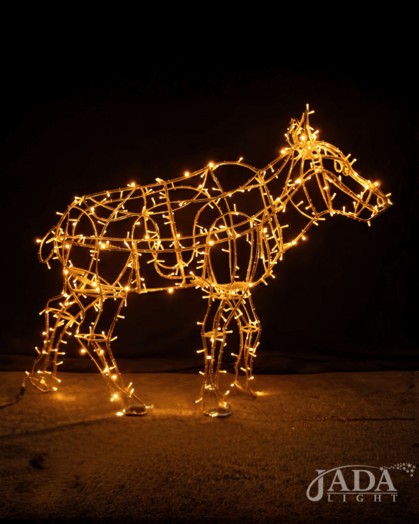 Lysende elgungemotiv med JadaLight PRO varm hvid LED med åben aluminiumskonstruktion, vist på mørk baggrund som dekorativ motiv til stemningsfuld og elegant udsmykning.