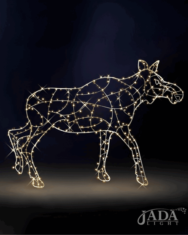 Lysende elgkomotiv i varm hvid LED med elegant åben aluminiumskonstruktion, vist på mørk baggrund som dekorativ motiv til stemningsfuld juleudsmykning inde eller ude om vinteren.
