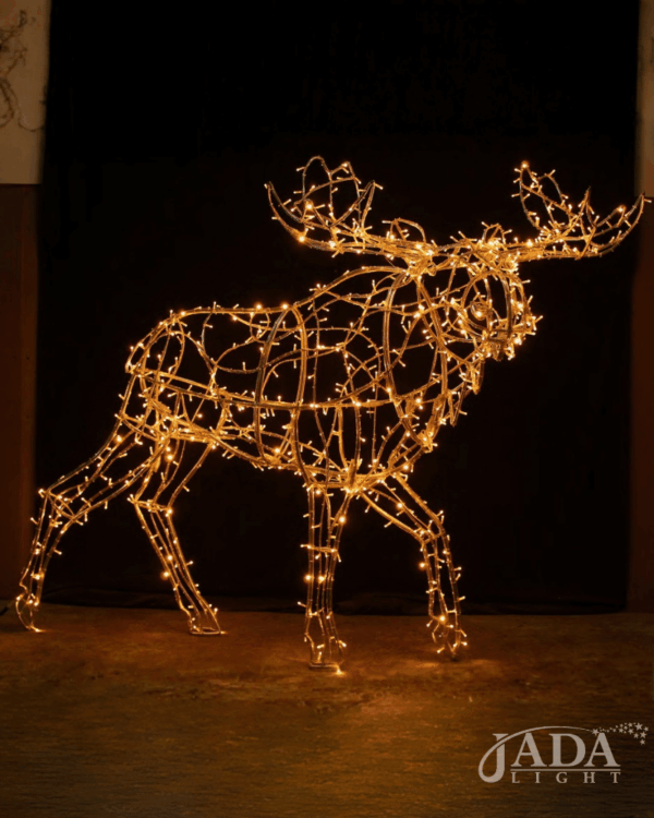 Lysende 3D-elgmotiv med JadaLight PRO varm hvid LED med åben aluminiumsstruktur og store gevirer, vist på mørk baggrund som dekorativ motiv til stemningsfuld vinterudsmykning.