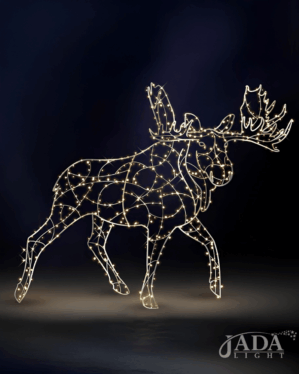 Lysende 3D-elg i varm hvid LED med åben aluminiumsstruktur og markante gevirer, vist på mørk blå baggrund som dekorativ motiv til stemningsfuld vinterudsmykning.