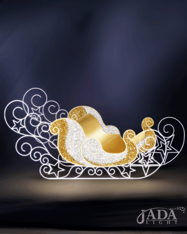 Lysende slæde i hvid og guld med svungne detaljer og stjerner, vist som elegant juledekoration på mørk baggrund til stemningsfuld vinterudsmykning.