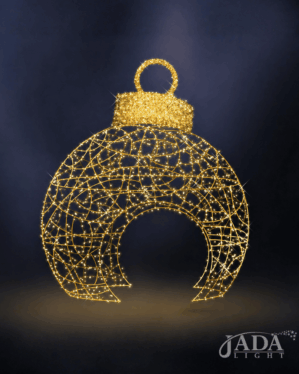 Julekugle med varm hvid Jadalight PRO samt håndlavet aluminiumskonstruktion med guldfarvet puvlerlakering.